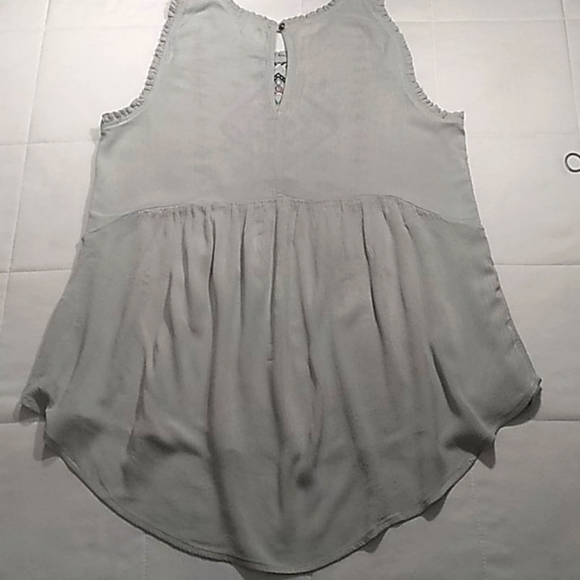 Eyeshadow Hi-Lo Sleeveless Shirt - Picture 4 of 6